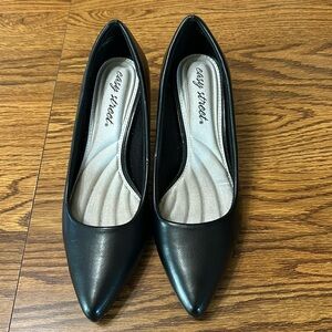 Easy street pumps size 61/2 heal 1/1/4inches new never worn